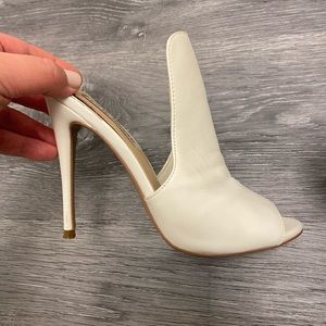 White STEVE MADDEN leather heels open back. Size 6.5